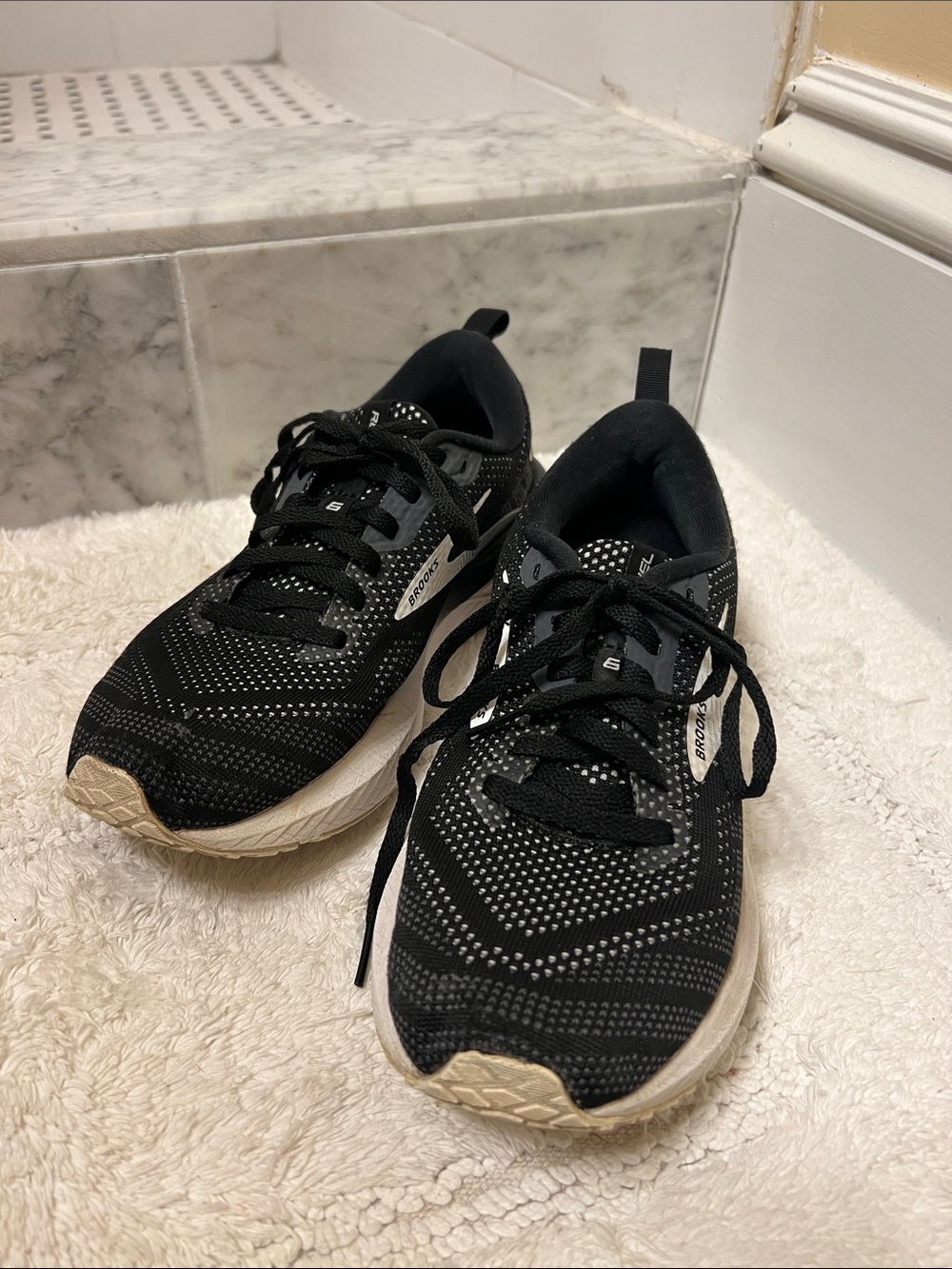 Brooks Women’s Black Knit Lace-Up Running Sneakers 7.5
